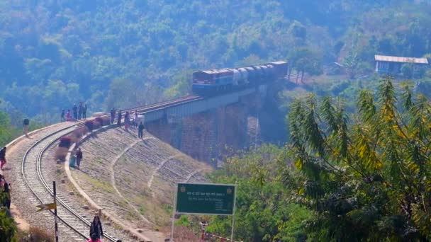 国内線にてヘーホー ミャンマー 2018 人時計古い鉄道の古いアーチ バワより Tha ヤール橋シャン州の山の中に乗って国内で — ストック動画