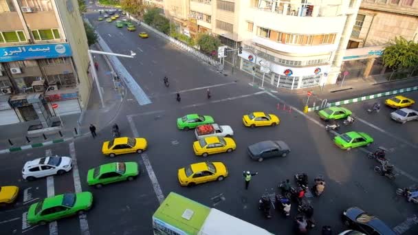 アミール キャビールの Pamenar テヘランで忙しい街の通りに沿って交通渋滞でテヘラン イラン 2017 多数の黄色と緑のタクシー車 — ストック動画