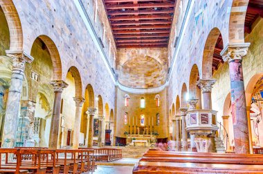 Lucca, İtalya - 30 Nisan 2013: Dua hall, San Ferdiano Basilica münzevi süslemeleri ve üstünde Nisan 30 Lucca'da ahşap kasa