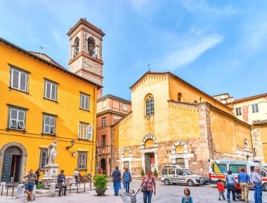 Lucca, İtalya - 30 Nisan 2013: Küçük ama çok popüler turistik Piazza del Salvatore küçük ortaçağ San Salvatore kilise, üstünde Nisan 30 Lucca