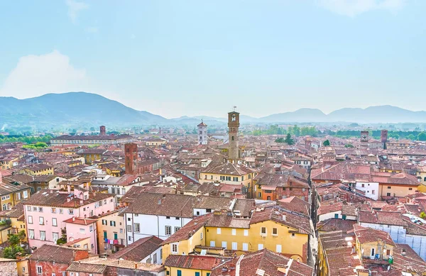Utsikt Över Takåsarna Italienska Medeltidsstaden Med Höga Klocktorn Och Shabby — Stockfoto