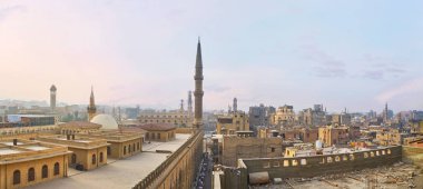 Çatılar ve Minare İslam Kahire, görünümü Al-hüseyin Camii, kule Al Azhar Üniversitesi ve eski şehir çatılar, kubbe üzerinde çöp, Mısır ile işgal.