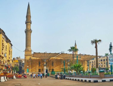 Cairo, Mısır - 21 Aralık 2017: Hasan El-Adawy Meydanı Han El Khalili ın Bazaarı İslam Kahire meşgul parçası, Al-hüseyin Camii için bu konumu, ana landmark 21 Aralık Cairo