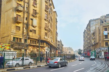 Cairo, Mısır - 21 Aralık 2017: Al Azhar Caddesi eski binalar ve Çarşısı Han El Halili, sokakları üzerinde 21 Aralık Kahire'de çevrilidir.