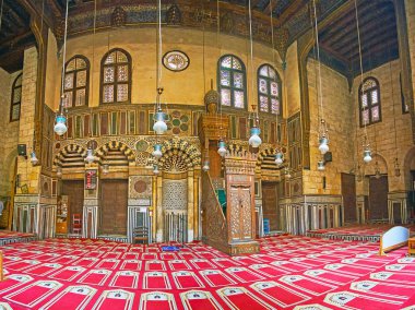 Cairo, Mısır - 21 Aralık 2017: İnce taş ve Fildişi kakmalı cami-medrese Al-Guri kompleks sahiptir, onun mihrap geleneksel İslam desen ve minber oyma ahşaptan, Kahire 21 Aralık tarihinde yaratılmıştır ile kaplıdır