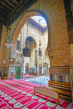 Cairo, Mısır - 21 Aralık 2017: Dua hall, Al-Guri cami-medrese alana üzerinde 21 Aralık Kahire'de onun merkezi hall, çevreleyen dev kemerli geçer, bölü