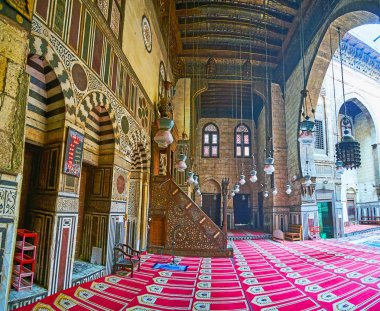 Cairo, Mısır - 21 Aralık 2017: Çok sayıda vintage Arap lambalar içinde dua hall, Al-Guri cami-medrese, ünlü üzerinde 21 Aralık Kahire'de onun görkemli iç için