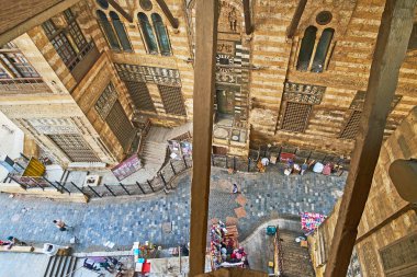 Cairo, Mısır - 21 Aralık 2017: Görünümü üzerinde 21 Aralık Kahire'de çatısı Türbesi ve cami-medrese Sultan Al-Guri kompleks arasında geçidinden üzerinde.