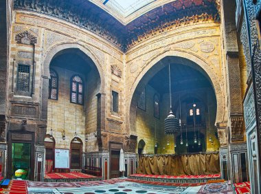 Cairo, Mısır - 21 Aralık 2017: Panorama, Al-Guri cami-medrese kemerli niş, başyapıt süslemeleri ve 21 Aralık Kahire'de korunmuş ortaçağ yapıları ile.