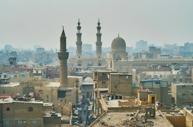 Al-Fakahany Camii eski minare, Bab Zuwayla Kapısı'nın uzun ikiz kuleler ve Al-Muayyad Camii oyma kubbe hakim manzarası bölgesinin İslami Kahire, Mısır.