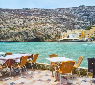 Xlendi, Gozo, Malta dar Limanı içinde bulunan açık kıyı Restoran küçük tablolar.