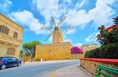 Ortaçağ Ta ziyaret edin ' Kola yel değirmeni, korunmuş taş Gozo Adası, Malta Xaghra köyde bina doğal Etnografya Müzesinde.