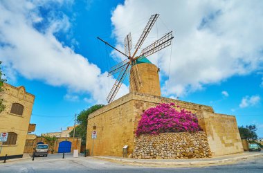 İkonik Ortaçağ Ta' Kola yel değirmeni olduğunu popüler turistik yeri Gozo Adası, Malta ve kasaba mimari incisi.