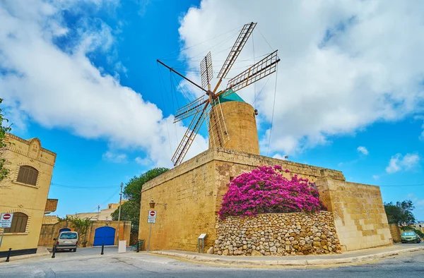 İkonik Ortaçağ Ta' Kola yel değirmeni olduğunu popüler turistik yeri Gozo Adası, Malta ve kasaba mimari incisi.