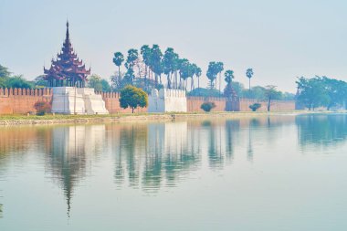 Çok sayıda savunma burç ve tüm uzunluğu, Mandalay, Myanmar boyunca yüksek izlerken kuleleri Kraliyet Sarayı duvarlarının övünme