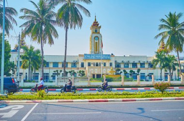 Mandalay, Myanmar - 23 Şubat 2018: Oryantal tarzı bina, 23 Şubat Mandalay içinde Kalkınma Komitesi üzerinde bulunan oyulmuş dekorasyon ile güzel kulede