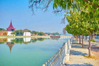 Mandalay Kraliyet Sarayı giriş duvarları ve oryantal tarzı towers, Myanmar harika manzaralı hendeği boyunca yürüyüş keyifli