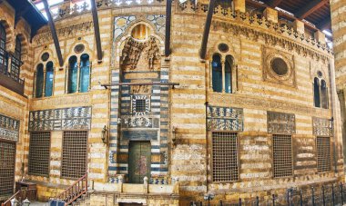 Al-Guri Türbesi, cephe duvarına dekore edilmiş karmaşık taş desenleri, mukarnas ve oyma ayrıntıları, Cairo, Mısır.