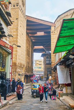 Cairo, Mısır - 21 Aralık 2017: Al-Muizz sokak Çarşısı Han El-halili üzerinde 21 Aralık Kahire el-Guri kompleks ahşap çatı manzaralı.