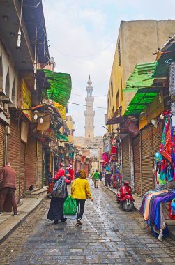 Cairo, Mısır - 21 Aralık 2017: Al-Muizz market Sokağı İslami Kahire bölge çalışır ve önemli turistik rotalar üzerinde 21 Aralık Kahire'deki bir parçasıdır.
