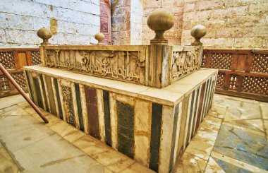 Cairo, Mısır - 21 Aralık 2017: Arapça hat ile dekore edilmiş taş lahit içinde Türbesi, Sultan Al-Muayyad, Kahire 21 Aralık tarihinde mermerden, oyulmuş.