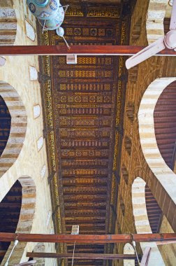 Cairo, Mısır - 21 Aralık 2017: Arapça hat ve 21 Aralık Kahire'deki Sultan Al-Muayyad Camii, oyma ahşap tavanda altın İslam desen.