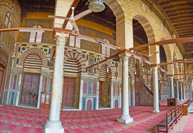 Cairo, Mısır - 21 Aralık 2017: Panorama üzerinde 21 Aralık Kahire'de taş mozaik, oyma ve boyalı İslam desenleri ile dekore dua hall Sultan Al-Muayyad Camii.
