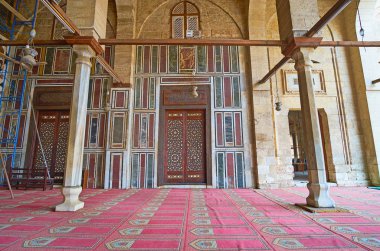 Cairo, Mısır - 21 Aralık 2017: Fildişi kakmalı oyma ahşap kapı tarafından renkli taş döşemeler, Sultan Al-Muayyad Camii, 21 Aralık Kahire'de çevrilidir.