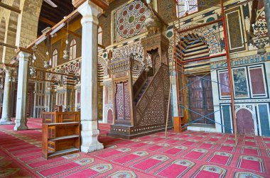 Cairo, Mısır - 21 Aralık 2017: Oymalı ahşap minber (kürsü) 21 Aralık Kahire'de Ortaçağ Sultan Al-Muayyad camide Fildişi kakma ve petek dekorlar ile.