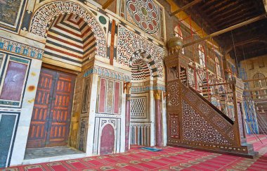 Cairo, Mısır - 21 Aralık 2017: Al-Muayyad Camii karmaşık taş süslemeleri, onun mihrap İslam desenli ince taş kakma, oyma ahşap Fildişi ile 21 Aralık Kahire'de yapılan minber sahiptir.