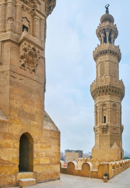 Ortaçağ Bab Zuwayla kapısı, pitoresk kuleleri dekore edilmiş karmaşık oyulmuş desenlerle, Cairo, Mısır.