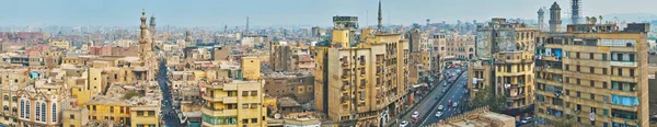 2017年12月21日 开罗的伊斯兰教与中世纪的尖塔 主宰天际线 在12月21日的老宿舍 — 图库照片