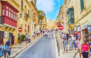 Victoria, Malta - 15 Haziran 2018: Tarihi Cittadella, 15 Haziran ayında Victoria tepe üzerinde bulunan Rabat - Ortaçağ Kalesi, giderken çok sayıda turist.