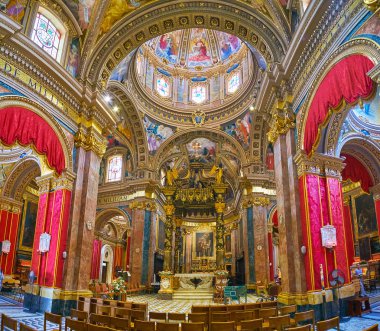 Victoria, Malta - 15 Haziran 2018: Çarpıcı barok iç St George Bazilikası ile yüksek sunak, süslü gölgelik, ince taş sütunlar ve oyma sıva dekor Haziran 15 Victoria tavan aview.