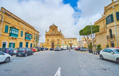 Victoria, Malta - 15 Haziran 2018: Doğal St Francis aynı adlandırılmış meydanında bulunan ve 15 Haziran Victoria tarihi yapıların tarafından çevrili kilise,.