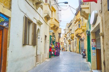 Victoria, Malta - 15 Haziran 2018: Kavisli dar alışveriş caddesi üzerinde 15 Haziran ayında Victoria yerel Hatıra Eşyası, aksesuarlar, yiyecek ve el sanatları adet, eski şehirde sunan küçük mağazalar ile.