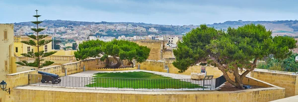 Küçük Bahçe, Panoraması Cittadella (Rabat Kalesi) Kalesi, Victoria, Gozo, Malta taş duvarlarla çevrili.