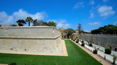 Hızlı çalışan bulutların üzerinde derin hendeği, Malta germe süs Bahçesi ile çevrili St Peter's Mdina Bastion Kalesi,.