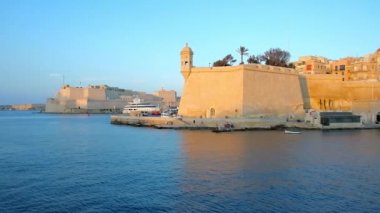 -Muhafız Kulesi kenar ile Senglea büyük sur ve Fort Saint Angelo Birgu arka planda, Malta, yat gezisi sırasında Valletta Grand Harbour müstahkem şehirler keşfetmek.