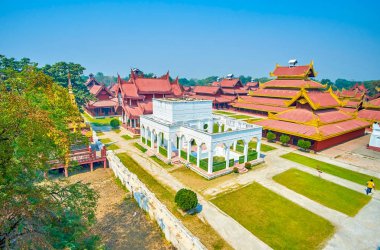 Colonnade ve Kraliyet Sarayı Mandalay, Myanmar iç muhafazanın kenarında yer alan iç havuzu ile beyaz Hamam