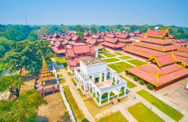 Ön plan, Myanmar üzerinde Çeşme daire ile Mandalay Sarayı avlusu