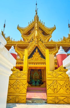 Guild Buda görüntü evde Kyauktawgyi Pagoda anıt, Myanmar tapınak giriş Gates görülür