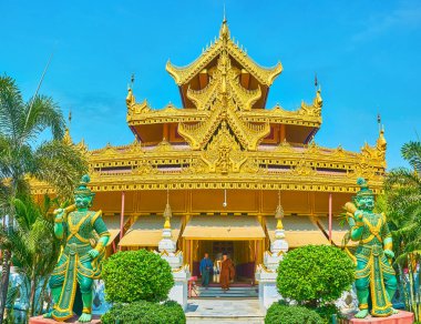 Mandalay, Myanmar - 23 Şubat 2018: Kyauktawgyi Pagoda binaların 23 Şubat Mandalay yapılan süslemeler, olağanüstü altın bitirmek övünme