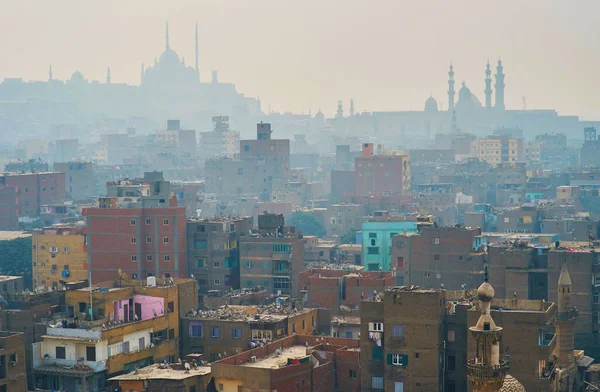 鸟瞰埃及伊斯兰开罗在早晨的冬季雾 高大的尖塔和萨拉丁城堡的剪影主宰城市天际线 — 图库照片
