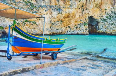 Mavi delik mağara arka planda, San Lawrenz, Gozo, Malta manzaralı sahil Dwejra iç denizi renkli ahşap Malta luzzu teknede.