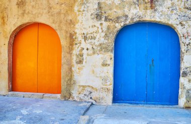 San Lawrenz balıkçı köyü, Gozo Adası, Malta evlerde tekne renkli ahşap kapılar.
