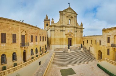 Katedral Meydanı mütevazı mimari ensempble Rabat Kalesi, Victoria, Gozo Adası, Malta varsayım katedralde için uzun merdiven ile.
