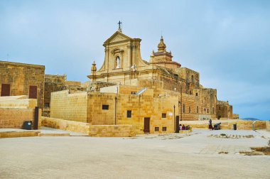 Ziyaret St Michael Kalesi sur sırasında Rabat Kalesi yürüyüş, bu alanda Assumtion Katedrali, Victoria, Gozo, Malta mükemmel görünümü açılır..