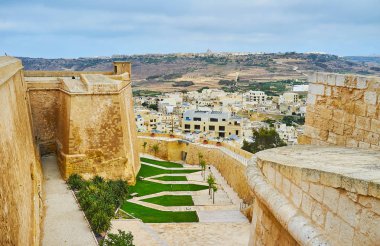 St John Demi-burcu ve Bahçe covertway Rabat Kalesi, Victoria, Gozo, Malta boyunca üzerinde görünüm.