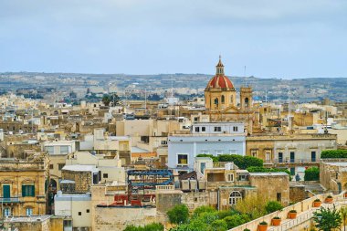 St George parish Kilisesi Victoria, Gozo Adası, Malta çatılar yükselen kırmızı kubbe.